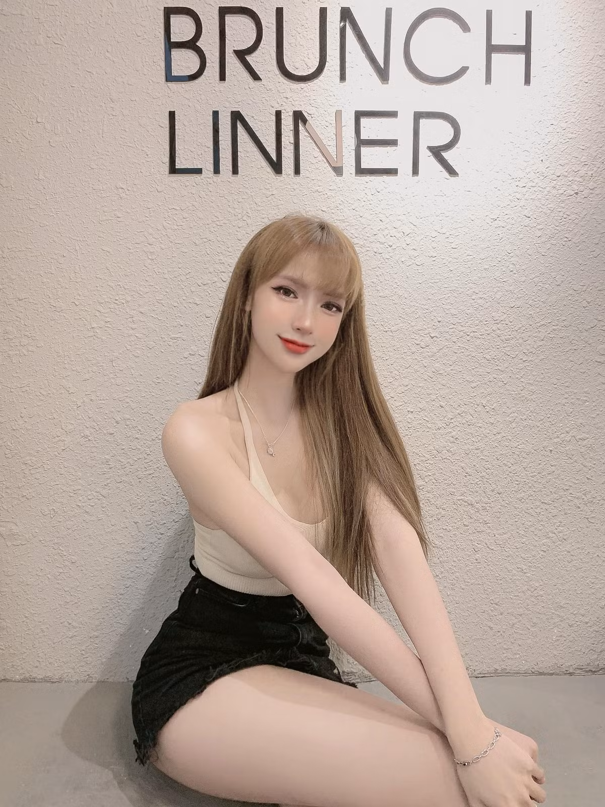 Mỹ nhân chuyển giới thường xuyên khoe hình ảnh ăn mặc khá bạo khoe đường cong trên trang cá nhân.