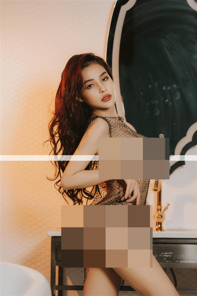 Đáp trả lại những bình luận không hay ho của antifan, hot girl Bình Định này đã photoshop bức ảnh vòng 3 vô cùng phản cảm gửi dưới phần bình luận. Cô cũng không quên phản pháo cực gắt: "Lưu lại mà ngắm". Có vẻ như hotgirl thị phi đã thực sự tức giận khi mãi là tâm điểm chỉ trích của nhiều người.