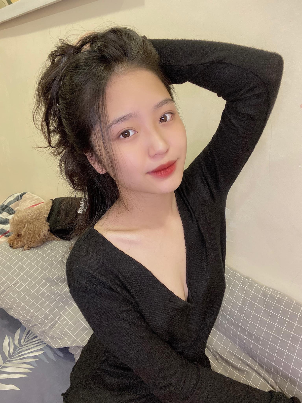 Không kém cạnh gì cô chị, cô em Phương Uyên cũng sở hữu nhan sắc xinh đẹp, đáng yêu. Phương Uyên cũng cho biết thêm rằng, bản thân thích làm mẫu ảnh nhưng vì cô nàng còn đang lứa tuổi học sinh nên vẫn chọn chú tâm vào việc học hơn.