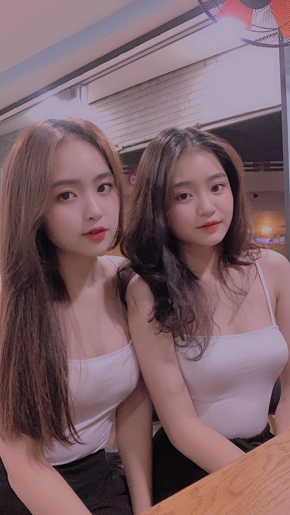 Cặp chị em hot girl nổi bật với thân hình 3 vòng cân đối, làn da trắng nõn nà khiến dân mạng đặt cho danh hiệu “Thúy Kiều - Thúy Vân” của Hà Nội.