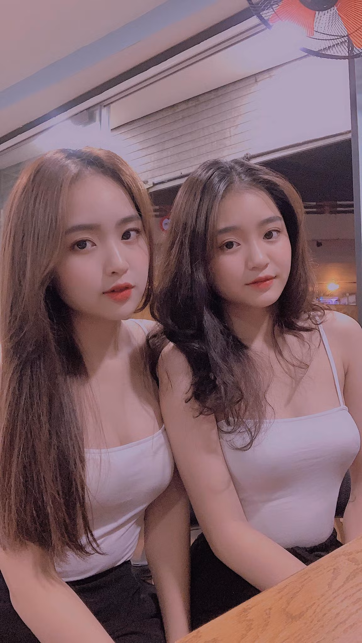 Cặp chị em hot girl nổi bật với thân hình 3 vòng cân đối, làn da trắng nõn nà khiến dân mạng đặt cho danh hiệu “Thúy Kiều - Thúy Vân” của Hà Nội.