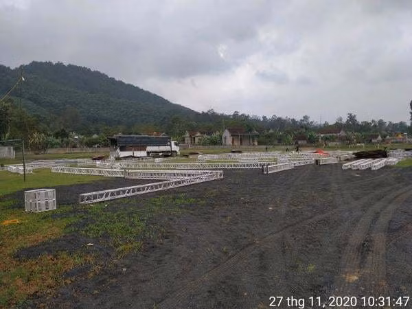 Vốn là người kín tiếng trong chuyện cá nhân và tình cảm nên đám cưới Công Phượng đặc biệt ít thông tin đến cộng đồng mạng. Theo như hình ảnh bị rò rỉ, rạp cưới của cặp đôi trai tài gái sắc dựng trên một khu đất rộng, nằm khá xa nơi ở dân cư. Khu vực diễn ra đám cưới của cả hai có những cánh đồng, núi đồi bao quanh, rất gần gũi với thiên nhiên.