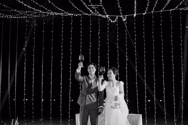 Không sang trọng như nhà gái khi tổ chức tiệc cưới hoành tráng ở trung tâm tiệc cưới 5 sao ngay tại TP.HCM, gia đình Công Phượng tổ chức cưới cho con trai của mình ngay sân bóng nơi mà Phượng chơi từ nhỏ.