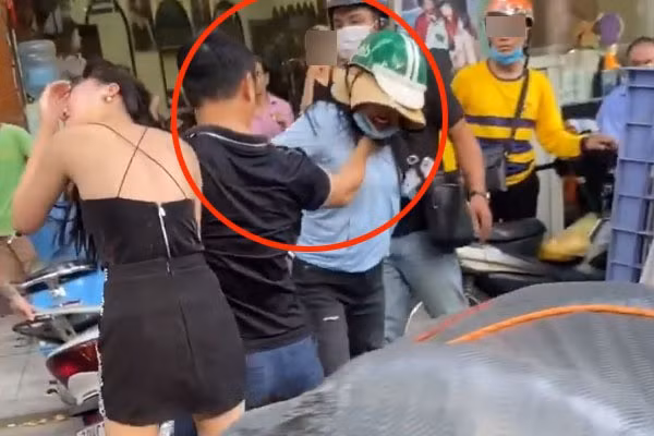 Đoạn video quay lại vụ đánh ghen trên phố cũng trở thành chủ đề bàn tán của cư dân mạng trong thời gian dài. Ảnh: Cắt từ clip