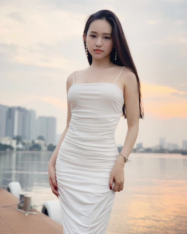 Nhắc đến ''hot girl thị phi'' thì không thể thiếu cái tên Thúy Vi, nổi cộm nhất là scandal xen ngang mối tình giữa thiếu gia Phan Thành và hot girl Midu khá lâu.