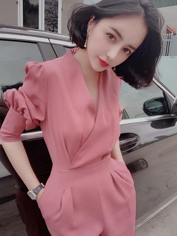 Sau tin đồn tình ái, vào hồi giữa năm qua hot girl này lại tiếp tục bị soi khi công khai quá trình hạ gò má để có gương mặt thon gọn đúng mong muốn mặc dù Trang Anna đã lên tiếng thừa nhận có phẫu thuật thẩm mỹ trước đó.