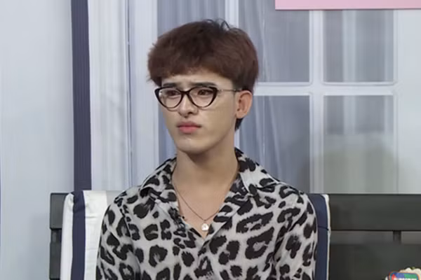 Giống như trước đây, Đức Bo cũng lựa chọn con đường thị phi để được biết đến nhiều hơn. Từ các clip nhảy nhót, cho đến những màn hóa trang đậm, Đức Bo của năm 2020 còn gây sốc khi vừa qua tham gia cuộc thi Hoa hậu Chuyển giới Việt Nam.