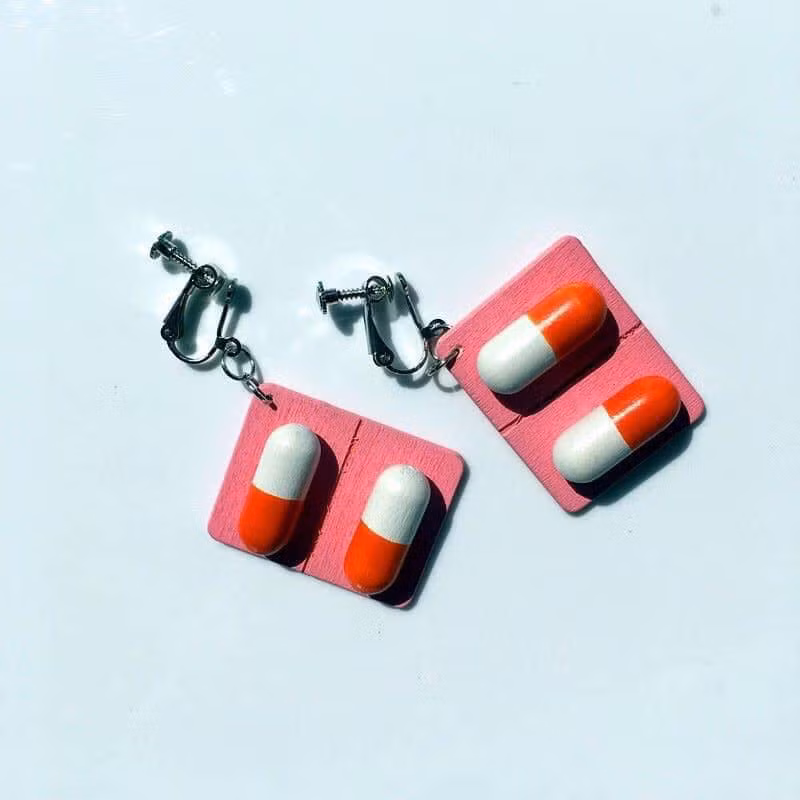 Quả thực như ý nghĩa của nó, hoa tai toàn những viên thuốc như vậy chỉ dảnh cho những tín đồ ... mê ốm đau mà thôi.