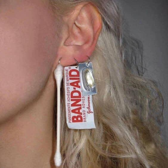 Mới đây trên MXH xuất hiện bộ sưu tập phụ kiện thời trang độc lạ hình những viên thuốc gây chú ý. Theo như chia sẻ, những phụ kiện này chỉ dành cho những người thường xuyên đau ốm mà thôi.