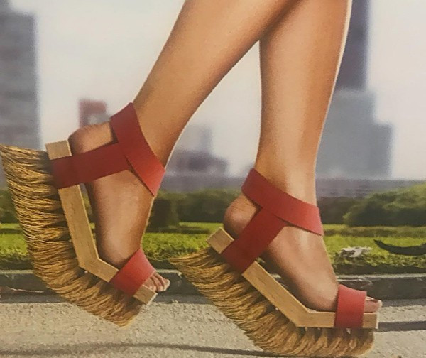 Khi bạn quá lười nhưng ưa sạch sẽ thì đôi giày hình chổi cọ này là giải pháp hoàn toàn hợp lý.