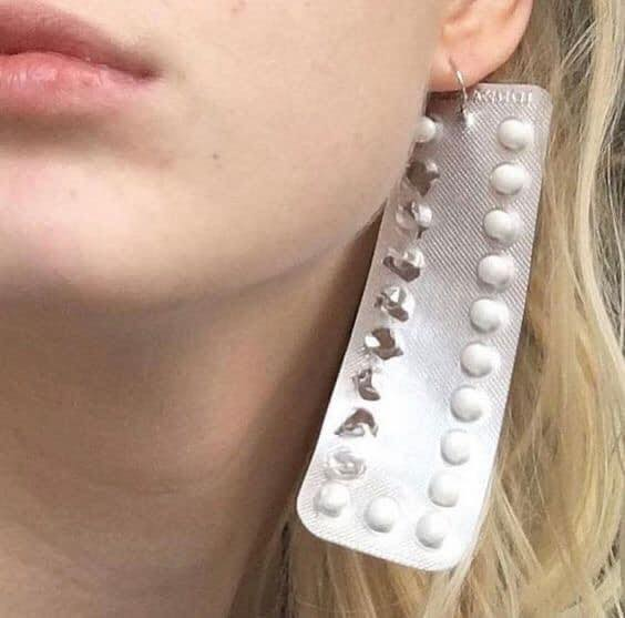 Chiếc hoa tai với hình vỉ thuốc này đã khiến cho cư dân mạng ôm bụng cười một phen vì thiết kế độc lạ của nó.