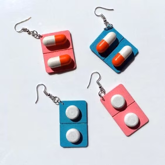 Thời trang luôn là một thứ khó hiểu, đặc biệt là con thẩm mỹ của giới chuyên môn luôn khiến người bình thường phải đau đầu. Những phụ kiện kỳ lạ nhiều lần khiến cộng đồng mạng tranh cãi gay gắt về việc món đồ đó có thật sự hữu ích như lời đồn hay không.