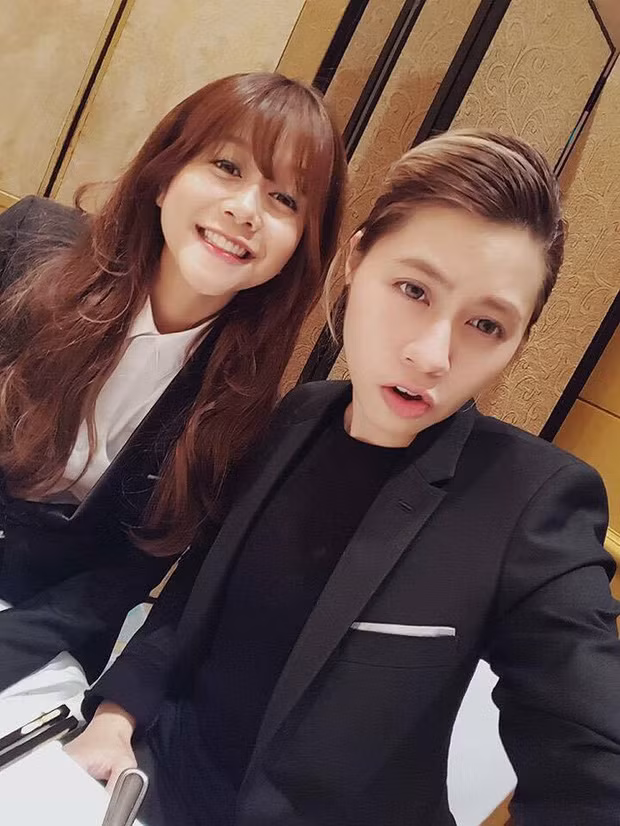 Bức ảnh cùng dòng chia sẻ này khiến ai cũng bất ngờ bởi trước đó đôi trẻ chưa một lần công khai mối quan hệ.
