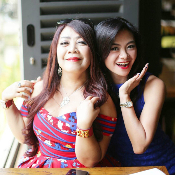 Ở tuổi ngũ tuần, "người bà đẹp nhất Indonesia" vẫn chứng minh phong độ ổn định với sắc vóc và vẻ ngoài không khác tuổi 20 là mấy. Ảnh: Tổng hợp