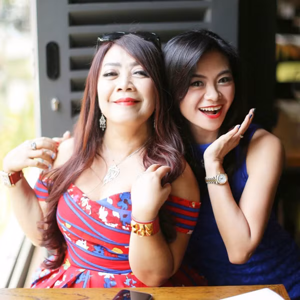 Ở tuổi ngũ tuần, "người bà đẹp nhất Indonesia" vẫn chứng minh phong độ ổn định với sắc vóc và vẻ ngoài không khác tuổi 20 là mấy. Ảnh: Tổng hợp