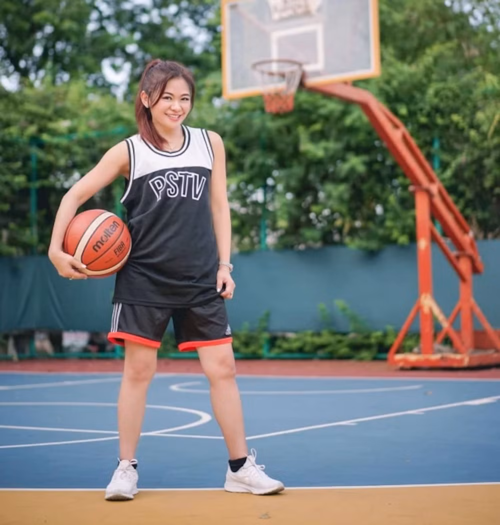 Dù đã bước sang tuổi 53 nhưng cô Puspa vẫn sở hữu khuôn mặt và vóc dáng trẻ trung như gái đôi mươi.