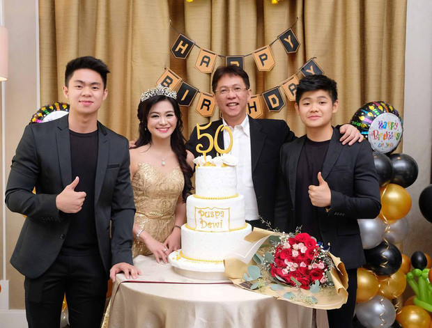 Lọt top danh sách các bà mẹ gây ấn tượng với nhan sắc trẻ đẹp, Puspa Dewi luôn xuất hiện trong nụ cười tươi tắn và vóc dáng cân đối ở tuổi ngũ tuần. Gia đình cô gồm chồng là Andreas Hadi (56 tuổi), 2 con trai và cô con dâu xinh đẹp.