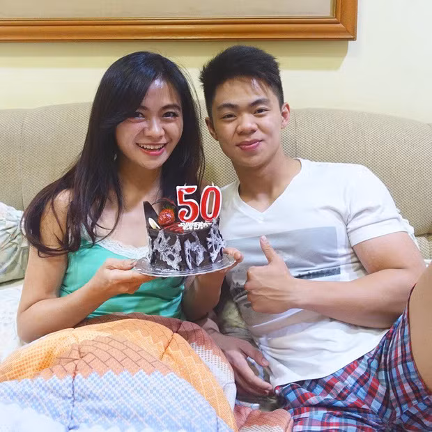 Trong tiệc sinh nhật tuổi 50 của bà mẹ này trước đó, nhiều người đã lầm tưởng đây là bạn gái của con trai cô khi chụp chung. Nếu như không nhìn ngọn nến số 50 trên bánh, chắc sẽ chẳng ai biết cô Puspa đã tuổi ngũ tuần.