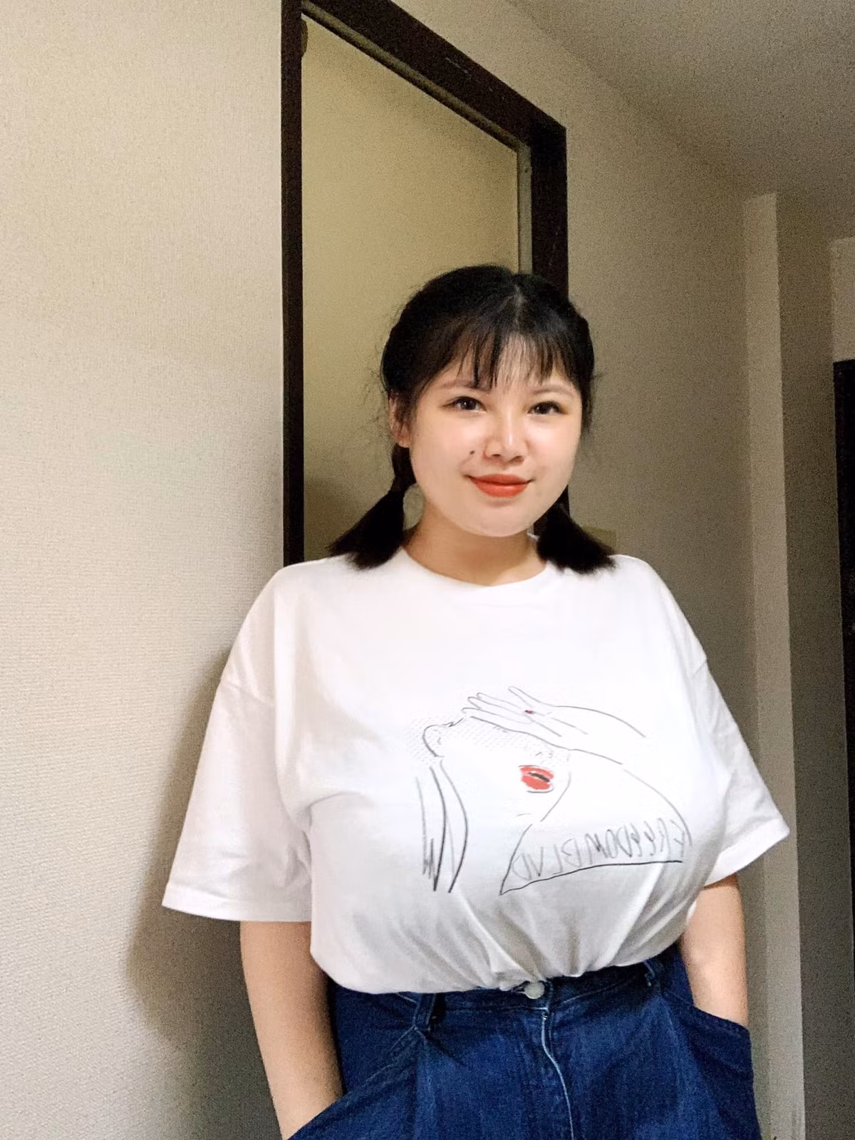 Trước đó, cô đã sang Nhật Bản để du học. Đầu năm nay, người hâm mộ khá bất ngờ khi "hot girl ngực khủng" bắt đầu công khai bạn trai.