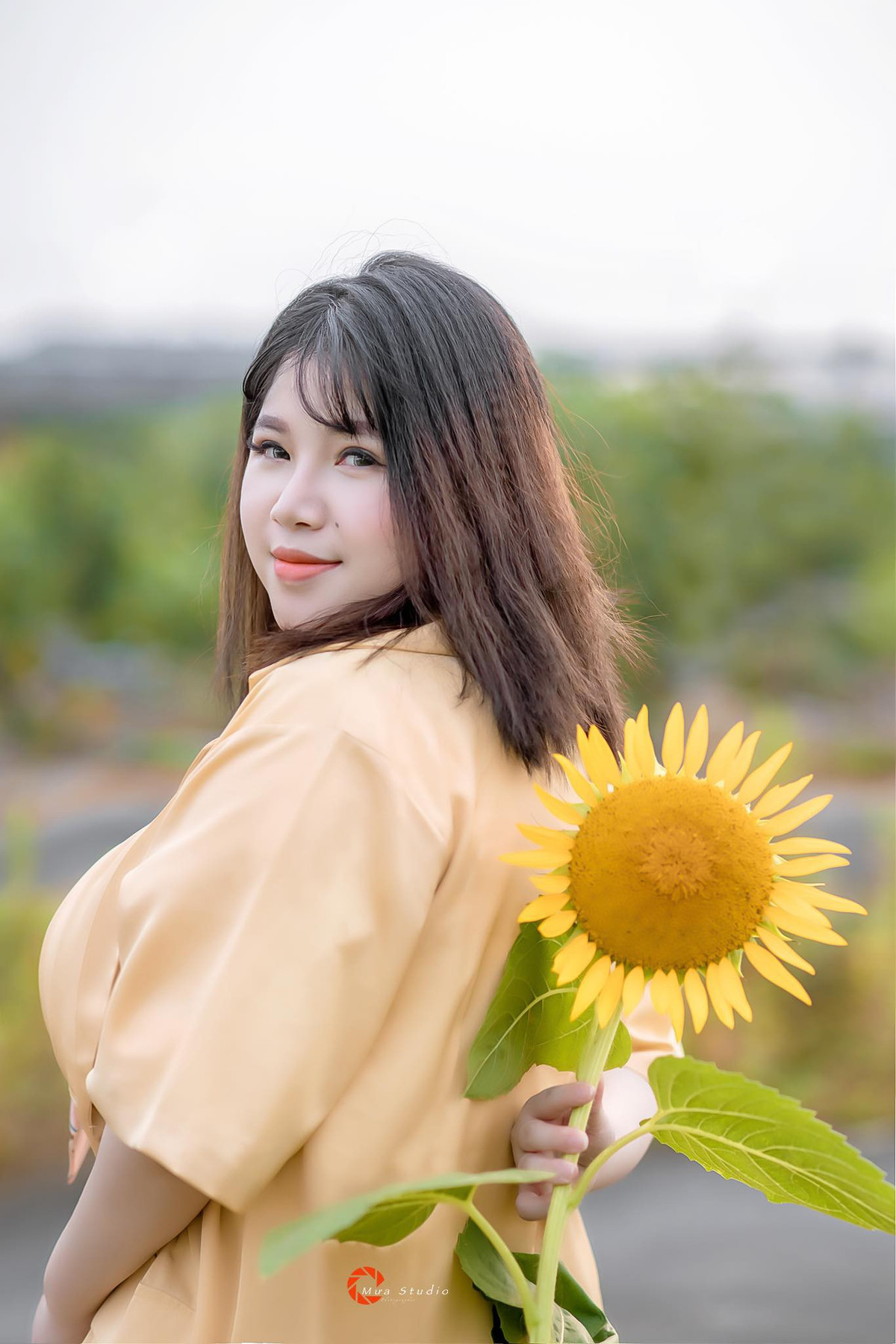 Nhìn những hành động mà cặp đôi dành cho nhau cũng đủ nhận thấy anh chàng này rất yêu chiều bạn gái.