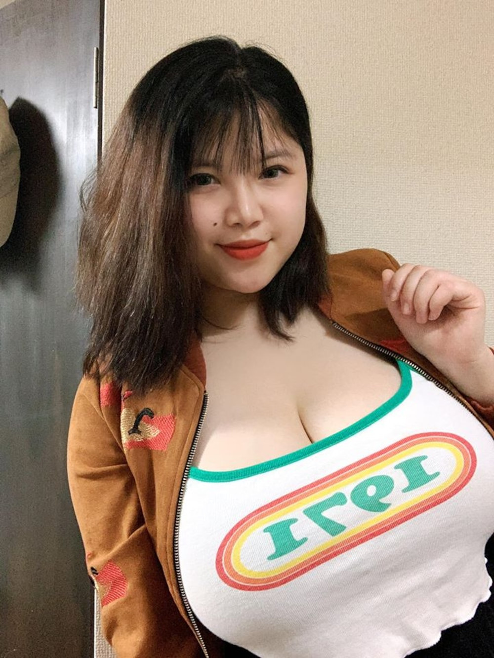Trên trang cá nhân, hot girl Hải Dương thường xuyên đăng tải những hình ảnh gợi cảm, o ép vong 1 đến "ngộp thở".