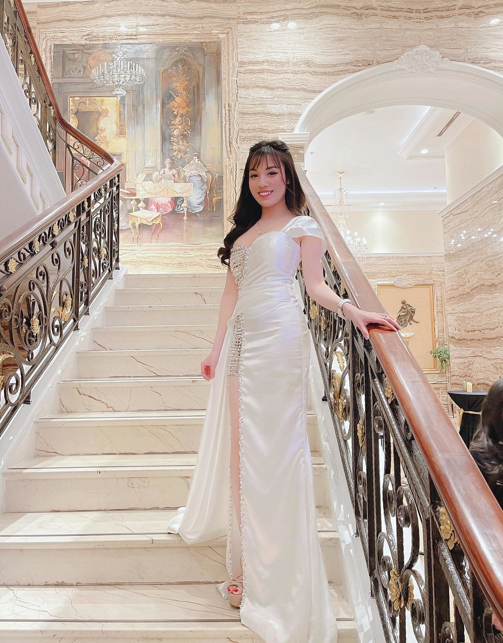 Những hình ảnh của Âu Hà My sau khi đăng tải nhanh chóng nhận về hàng chục ngàn lượt tương tác từ dân mạng, nhiều người để lại lời khen ngợi trước nhan sắc của nữ giáo viên.