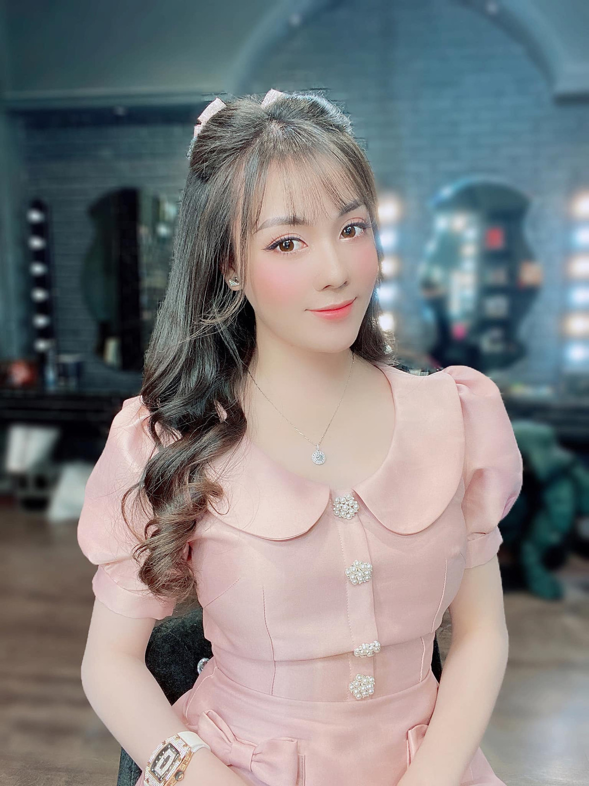 Gu thời trang của Âu Hà My vẫn luôn biến cô thành tâm điểm giữa đám đông. Ảnh: Facebook nhân vật