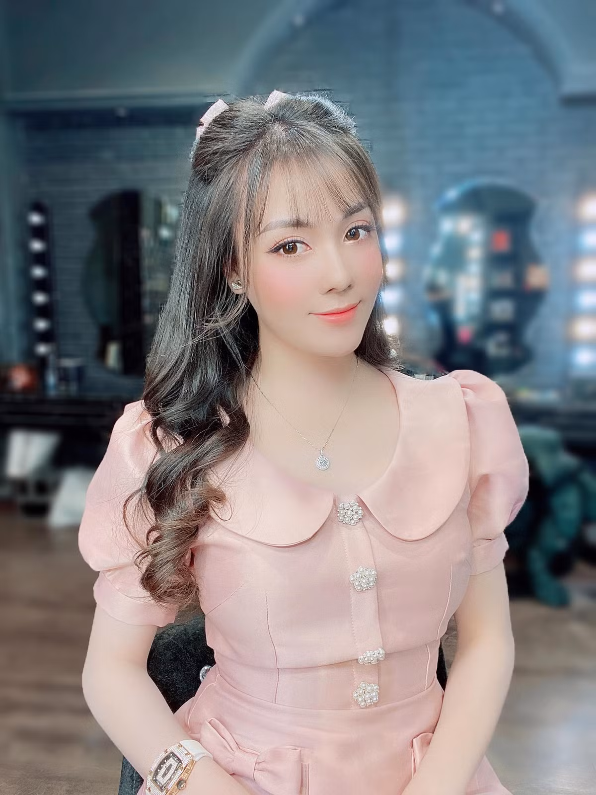 Gu thời trang của Âu Hà My vẫn luôn biến cô thành tâm điểm giữa đám đông. Ảnh: Facebook nhân vật