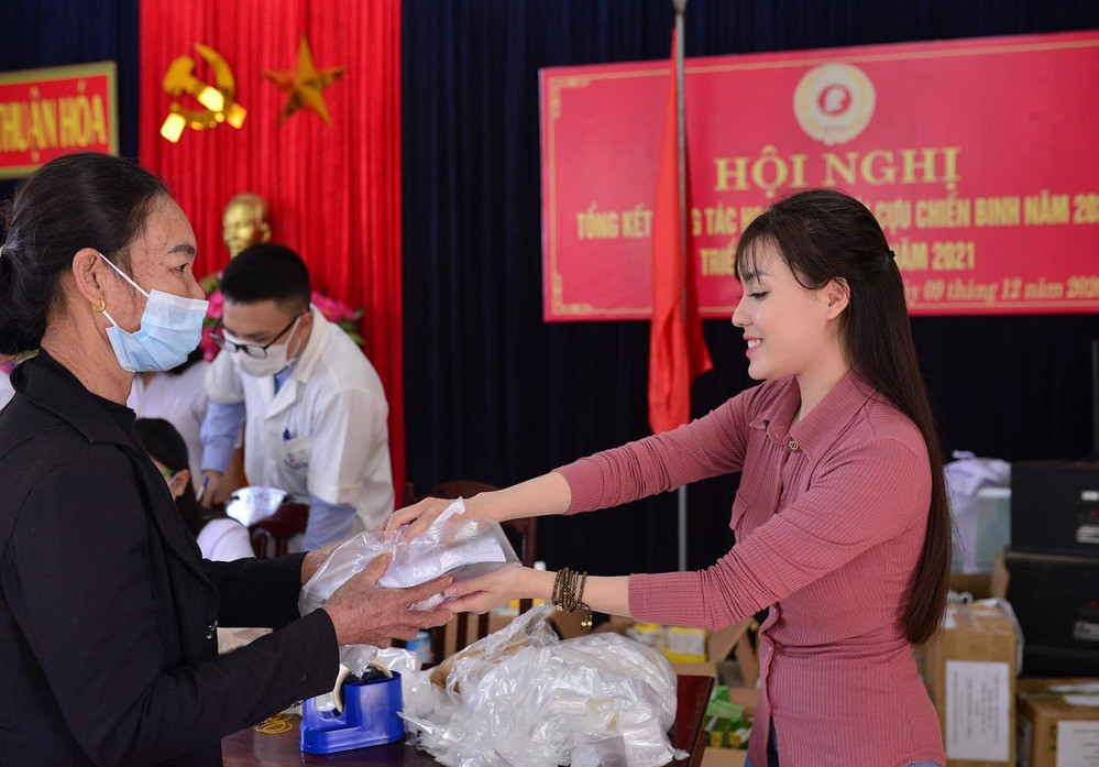 Thời gian vừa qua nữ giảng viên xinh đẹp cũng thường xuyên đi lễ chùa, làm việc thiện nguyện hay đi chơi cùng bạn bè thân thiết.