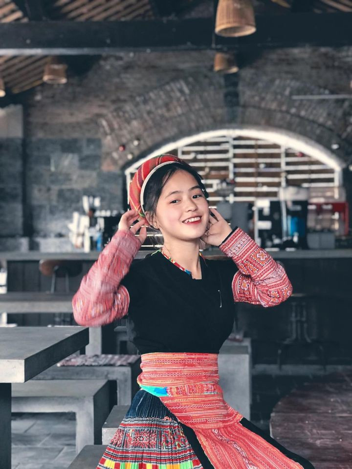 Vào tháng 4/2019, Vàng Thị Sinh dính phải lùm xùm clip nhạy cảm. Nhận về không ít bình luận trái chiều, nữ sinh lên tiếng khẳng định đó không phải mình. Từ đó, cô cũng kín đáo hơn trong việc đăng ảnh hay viết status lên mạng xã hội.