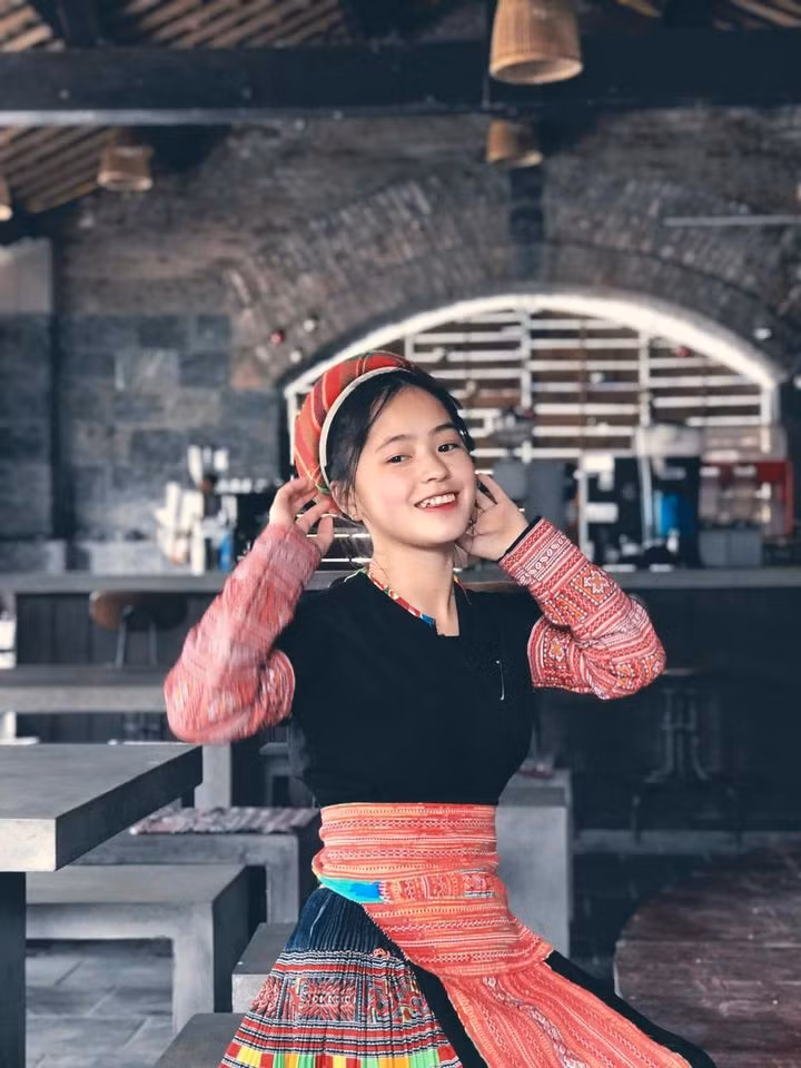 Vào tháng 4/2019, Vàng Thị Sinh dính phải lùm xùm clip nhạy cảm. Nhận về không ít bình luận trái chiều, nữ sinh lên tiếng khẳng định đó không phải mình. Từ đó, cô cũng kín đáo hơn trong việc đăng ảnh hay viết status lên mạng xã hội.