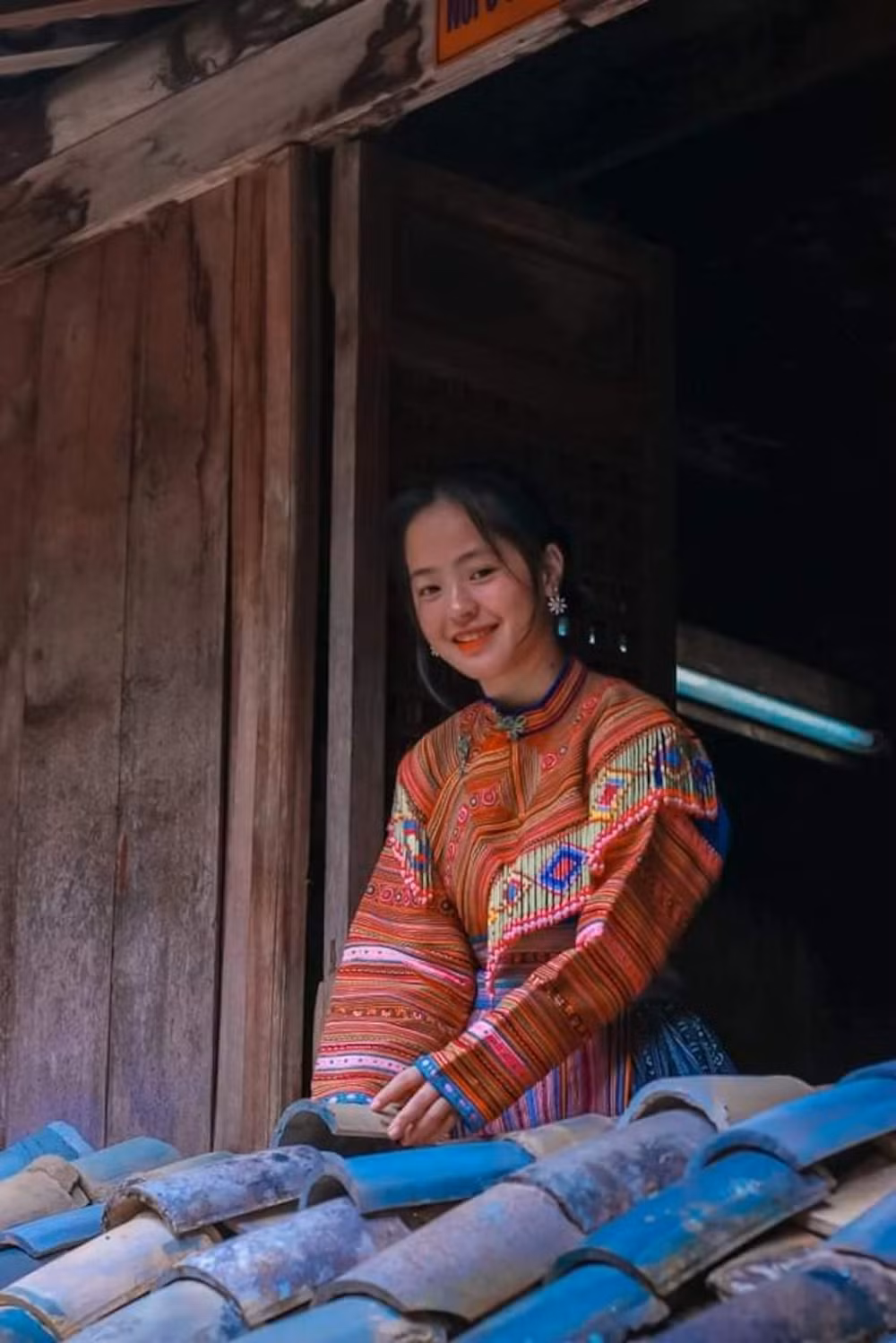 Cô còn thử sức diễn xuất khi tham gia đóng trong một MV giới thiệu về du lịch Hà Giang.