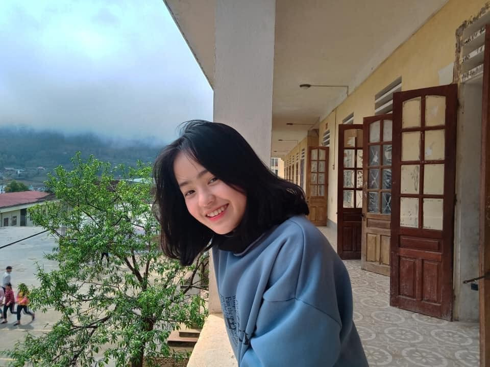 Ngoài thời gian lên lớp, Vàng Thị Sinh cũng phụ giúp mẹ bán đồ cho khách du lịch. Bởi vậy, vẻ đẹp của nữ sinh cũng thường xuyên lọt vào ống kính của các phượt thủ.