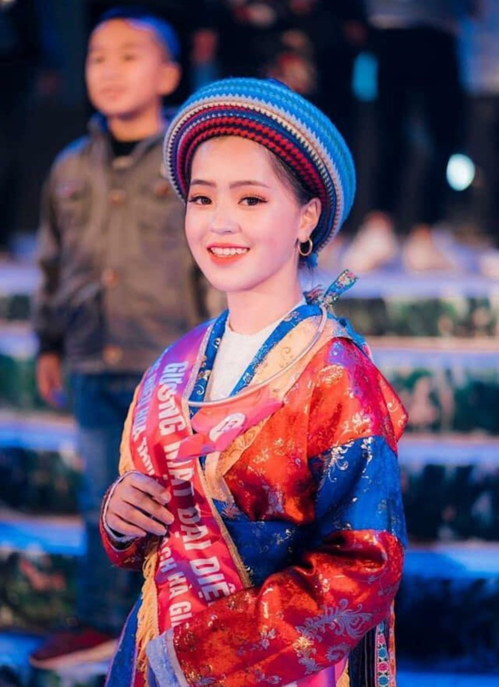 Cô gái đến từ Mèo Vạc, Hà Giang gây ý với gương mặt thiên thần, nụ cười tỏa nắng, đủ sức "hớp hồn" những phượt thủ có dịp đi qua địa danh này.