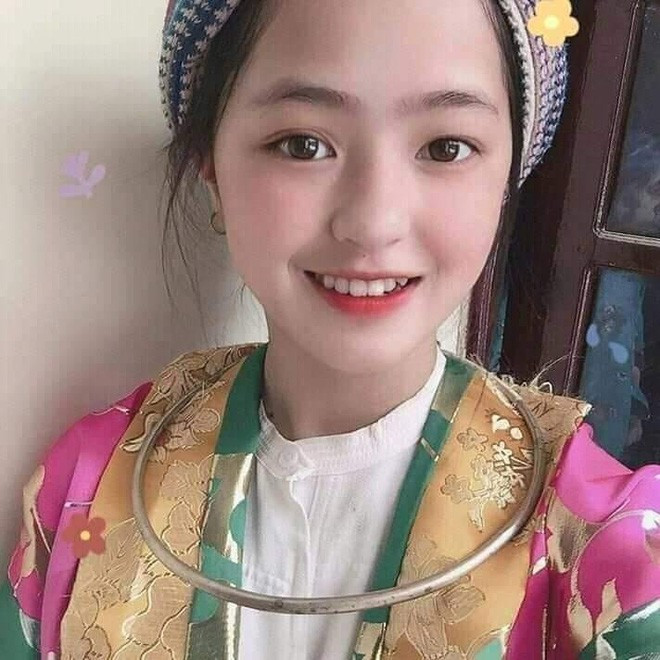 Hình ảnh cô bé bán lê trong trang phục dân tộc gây xao xuyến.