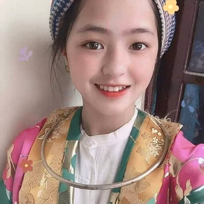 Hình ảnh cô bé bán lê trong trang phục dân tộc gây xao xuyến.