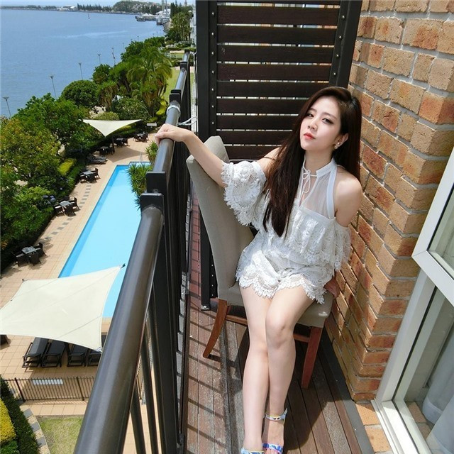 Em chồng Đông Nhi sở hữu nhan sắc xinh đẹp, vóc dáng cân đối và cuộc sống giàu có ngập tràn đồ hiệu khiến không ít chị em ghen tị.