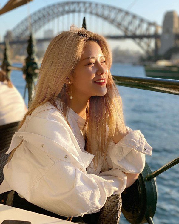 Cô cũng là gương mặt nổi tiếng trong hội con nhà giàu Việt nhờ sở hữu khối đồ hiệu khủng và thường xuyên đi du lịch ở nhiều nơi trên thế giới.