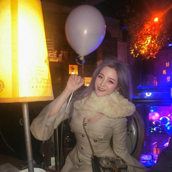 Dù không hoạt động trong lĩnh vực giải trí nhưng cô tiểu thư của gia đình họ Ông nổi tiếng có lượng fan không hề thua kém các hot girl đình đám.