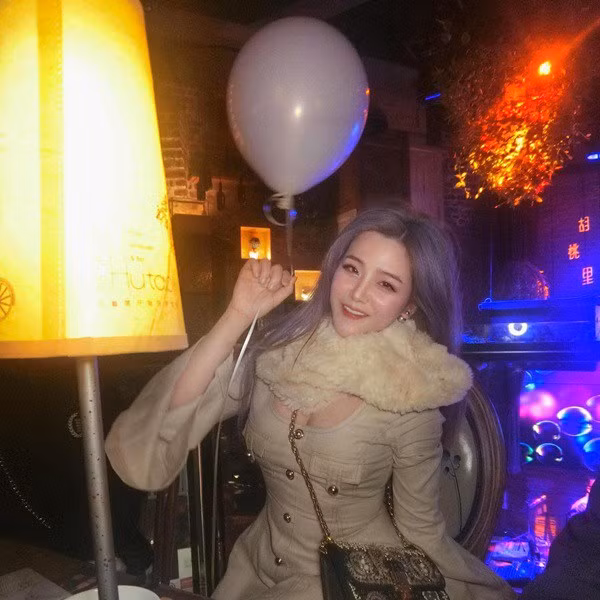 Dù không hoạt động trong lĩnh vực giải trí nhưng cô tiểu thư của gia đình họ Ông nổi tiếng có lượng fan không hề thua kém các hot girl đình đám.