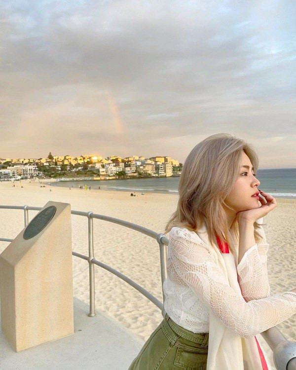 Mặc dù sống ở nước ngoài nhưng mối quan hệ giữa Ông Thoại Liên và Đông Nhi khá tốt. Cả hai thường xuyên tương tác trên mạng xã hội và dành cho nhau những lời khen.