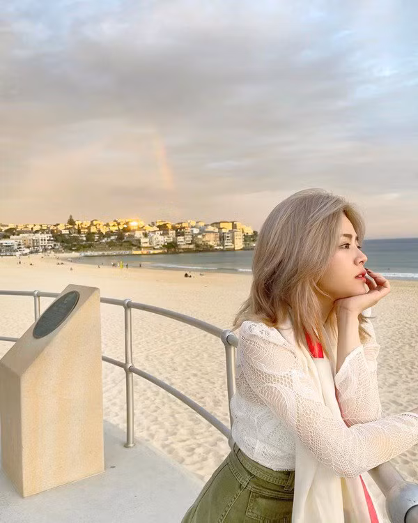 Mặc dù sống ở nước ngoài nhưng mối quan hệ giữa Ông Thoại Liên và Đông Nhi khá tốt. Cả hai thường xuyên tương tác trên mạng xã hội và dành cho nhau những lời khen.