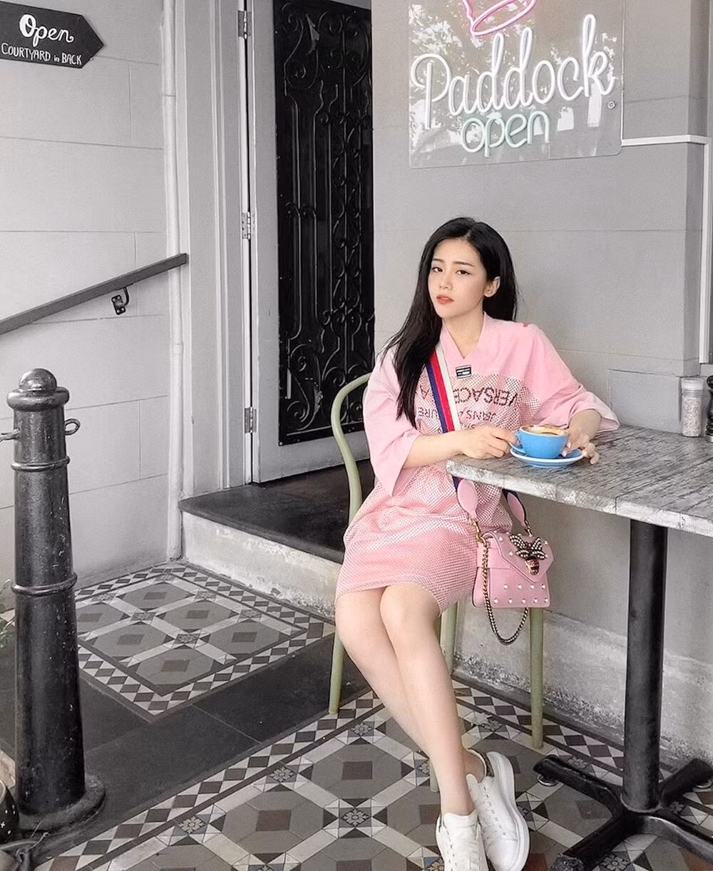 Sinh ra trong gia đình giàu có, có anh trai và chị dâu là những ngôi sao nổi tiếng của showbiz Việt nên Ông Thoại Liên cũng nhận được sự chú ý từ khán giả.