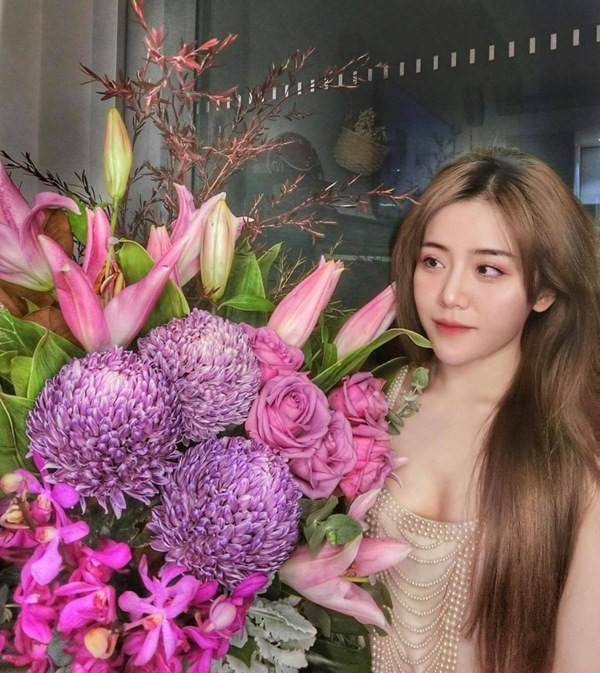 Ngắm nhìn những hình ảnh mới của Ông Thoại Liên, dân tình lại phải tấm tắc khen ngợi nhan sắc cực phẩm cùng vóc dáng đáng ngưỡng mộ có thể “cân” mọi loại trang phục của cô nàng.