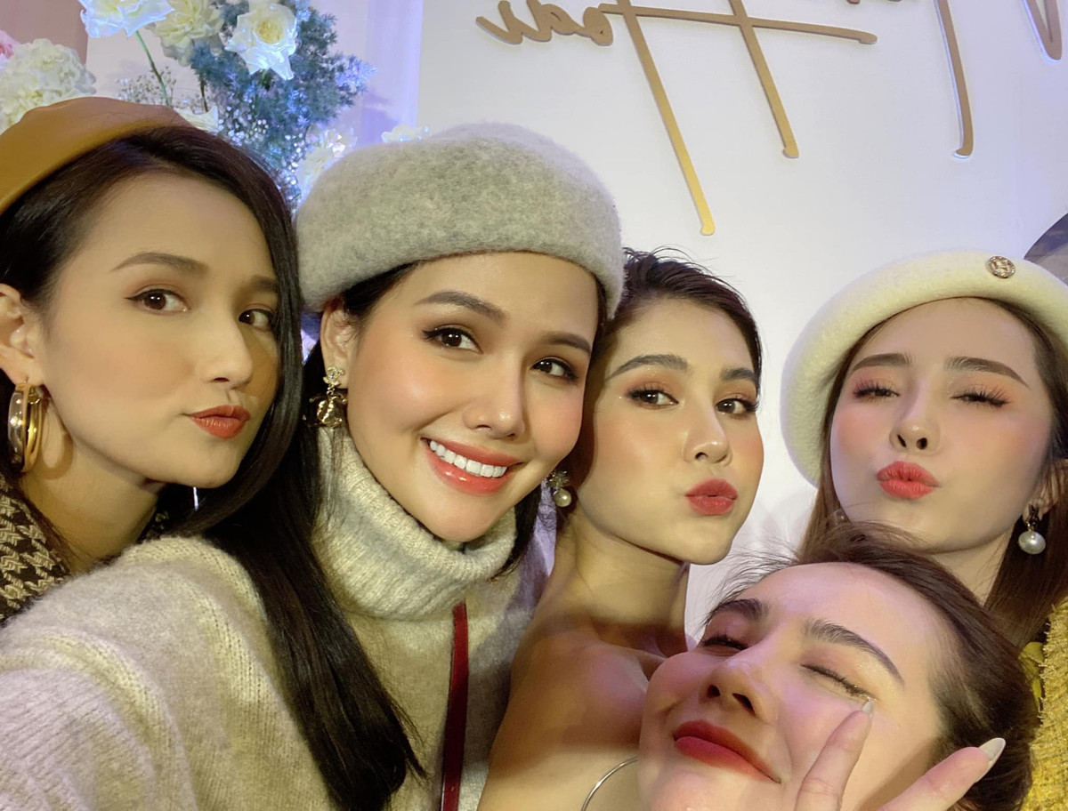 Nhóm bạn thân thiết của MC Thu Hoài với những nhân vật nổi tiếng như diễn viên Lã Thanh Huyền, Quỳnh Nga, Huyền Lizzie cũng tranh thủ có ảnh chụp chung. Ảnh: Phương Anh Lê