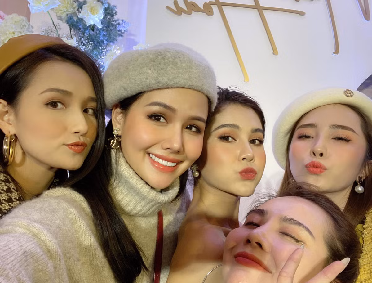 Nhóm bạn thân thiết của MC Thu Hoài với những nhân vật nổi tiếng như diễn viên Lã Thanh Huyền, Quỳnh Nga, Huyền Lizzie cũng tranh thủ có ảnh chụp chung. Ảnh: Phương Anh Lê