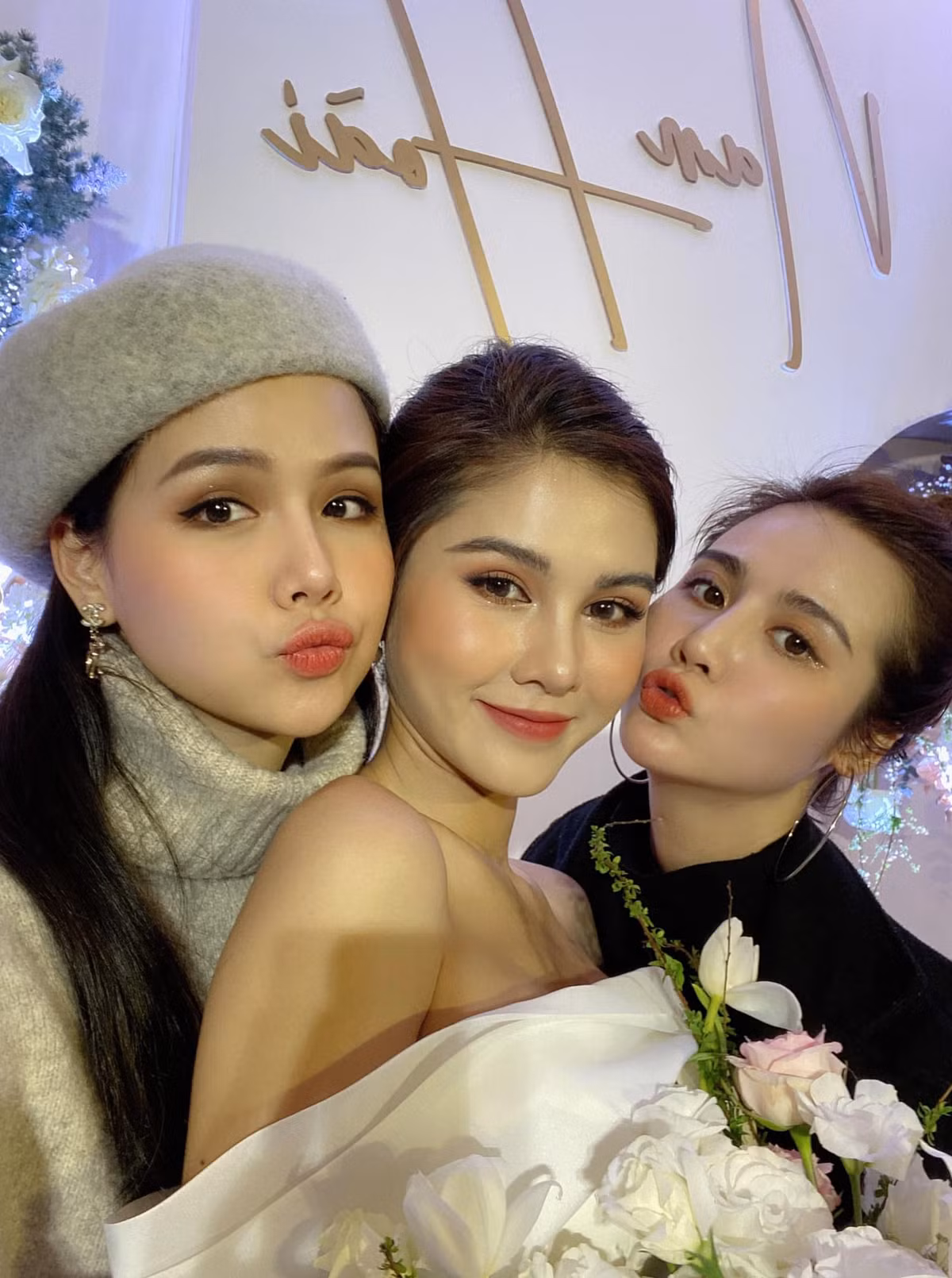 Là một trong những cô bạn thân nhất của cô dâu, hot girl, nữ diễn viên Phanh Lee đã không quên chụp chung với Thu Hoài nhân ngày trọng đại này. Ảnh: Phương Anh Lê