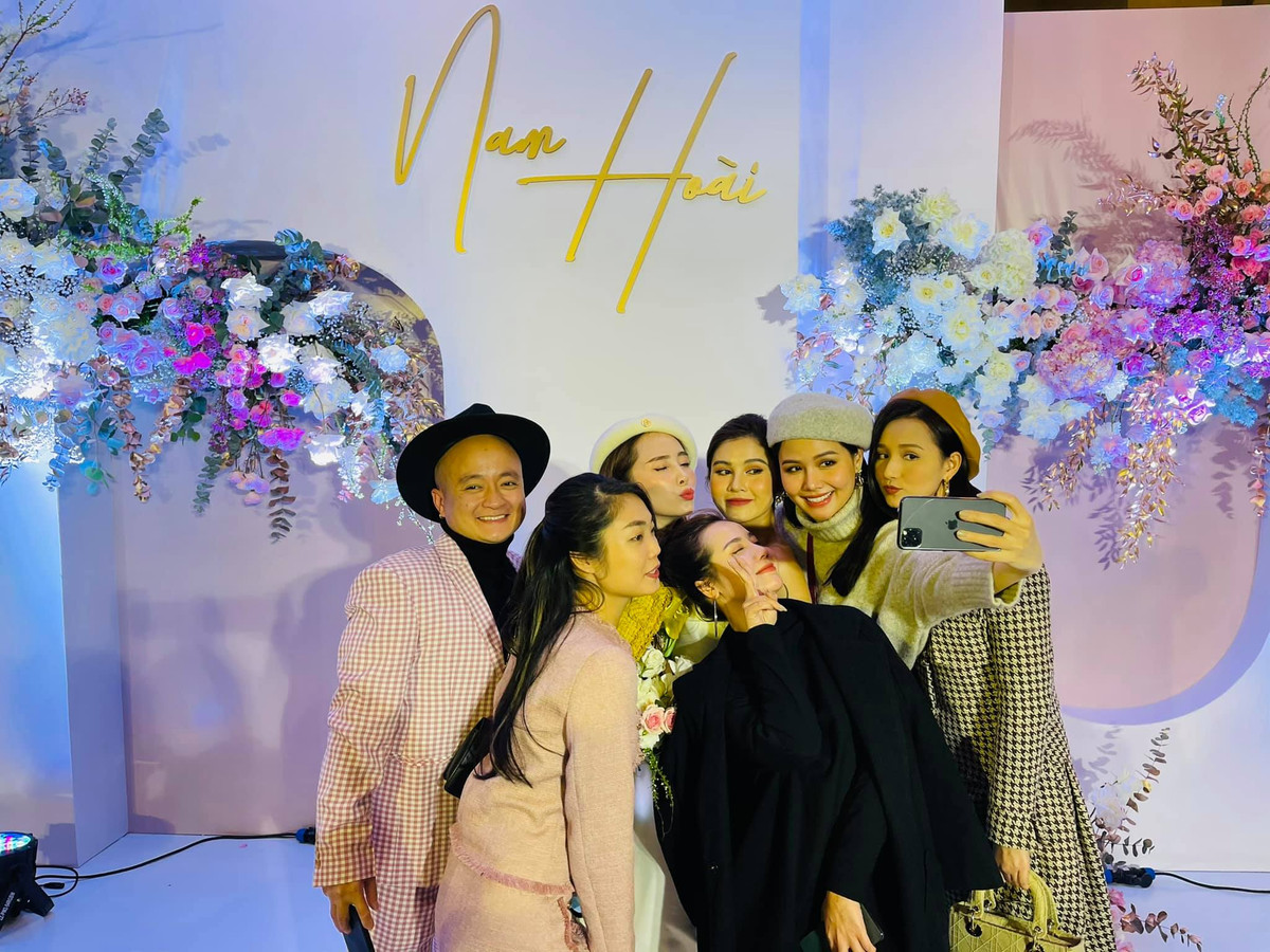 Trước đó, Thu Hoài và bạn trai từng tổ chức một buổi tiệc nhỏ dành cho những người bạn có chung sở thích trước sự kiện trọng đại ngày hôm nay. Ảnh: Lã Thanh Huyền