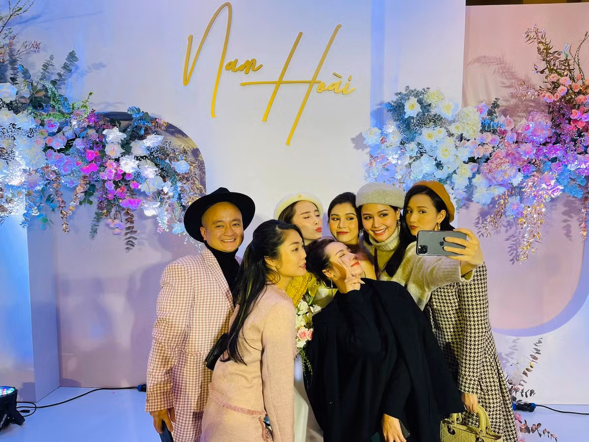 Trước đó, Thu Hoài và bạn trai từng tổ chức một buổi tiệc nhỏ dành cho những người bạn có chung sở thích trước sự kiện trọng đại ngày hôm nay. Ảnh: Lã Thanh Huyền