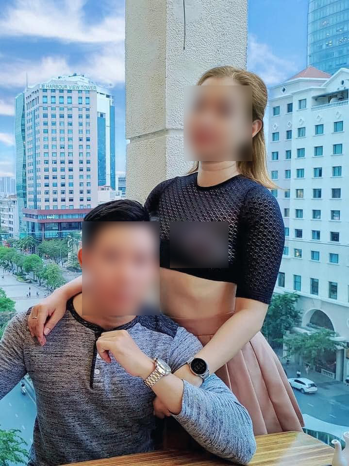 Cụ thể, trong tất cả các bức ảnh, cô gái đều diện quần, áo ngắn và rất mỏng. Điều đáng nói, người này hoàn toàn không mặc áo ngực, để lộ vòng 1 qua chiếc áo mỏng nhưng vẫn thản nhiên chụp ảnh và dạo phố.